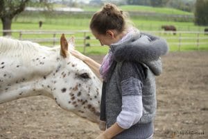 Petra und weisses Pferd