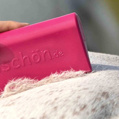 Fellschoen Produktbild Bürste Magentapink an Pferd mit Fell nah dran