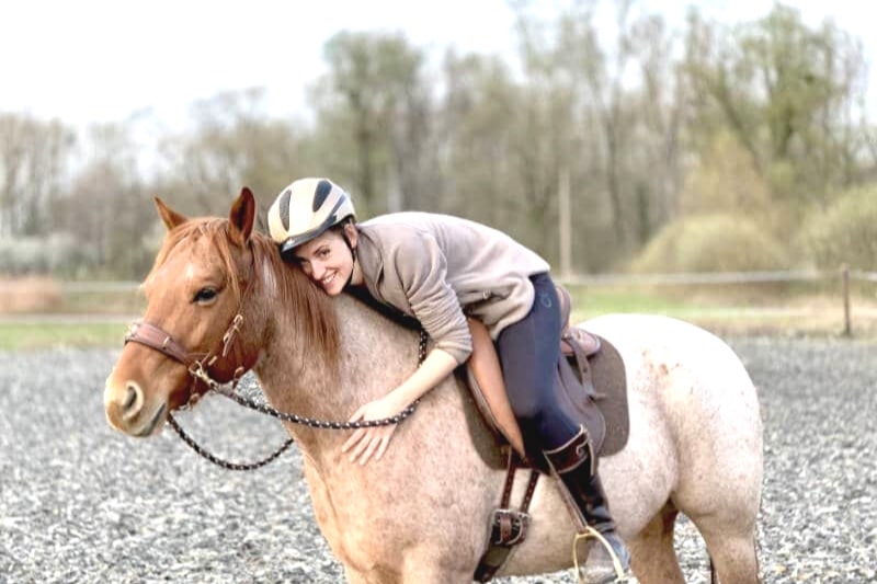Trainingstipps! Diese Fehler solltest du beim Training unbedingt vermeiden 1 Petra mit Reithelm auf Carey im Sattel